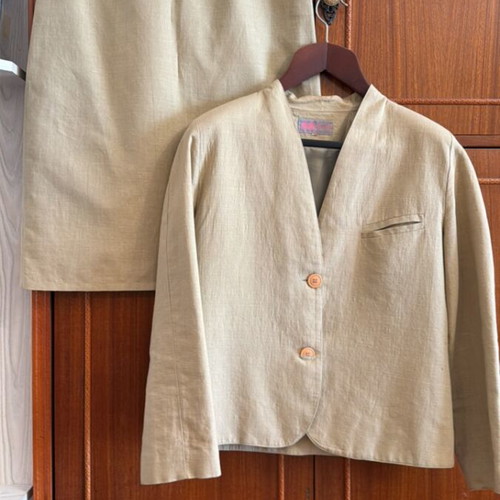 Linen women's suit vintage jacket and skirt like new, sizes M L