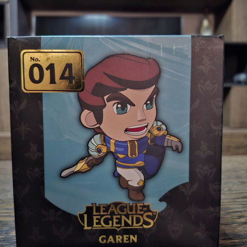 Garen figure from League of Legends like new with box and Riot card