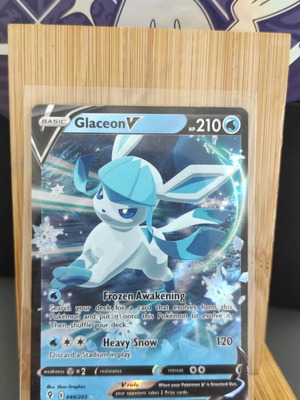 Glaceon V (EVS 040) new Pokemon card