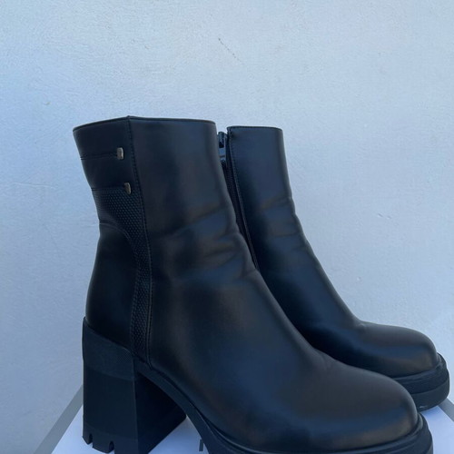 Migato women's black leather ankle boots like new with 8 cm heel