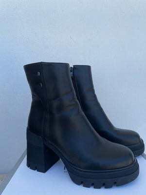 Migato women's black leather ankle boots like new with 8 cm heel