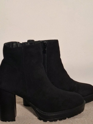 Black suede ankle boots like new with zipper size 37
