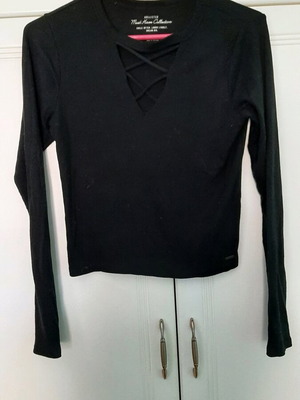 Basic black top with V neck Hollister size M used