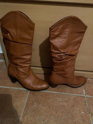Leather tan boots like new, size 39