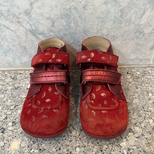 Kickers girls' leather prewalker boots size 25 used, burgundy with gold details