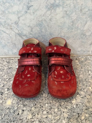 Kickers girls' leather prewalker boots size 25 used, burgundy with gold details