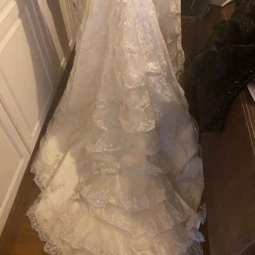 Vintage wedding dress like new with impressive train and crystals