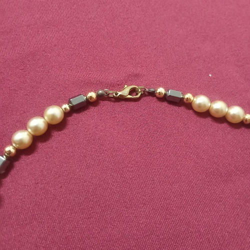 Women's necklace with pearls like new