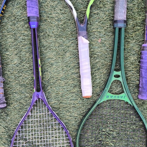 Tennis rackets used, set with 2 damaged strings