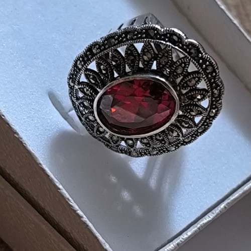 Silver 925 ring like new with vintage style and red stone