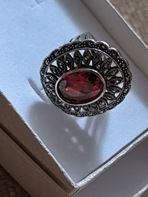 Silver 925 ring like new with vintage style and red stone