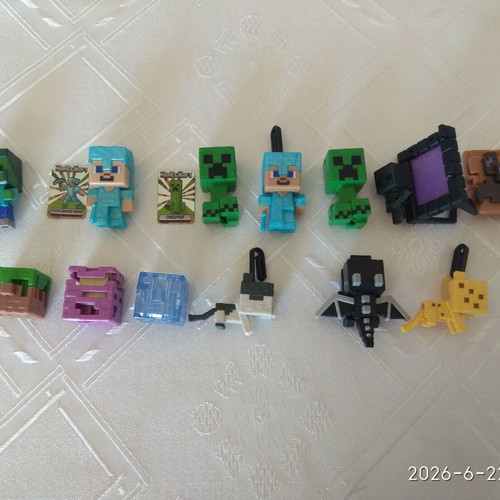 Kinder Minecraft collection 13 figures with cards new