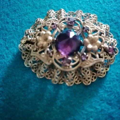 Vintage filigree brooch like new with central stone and rose crystals