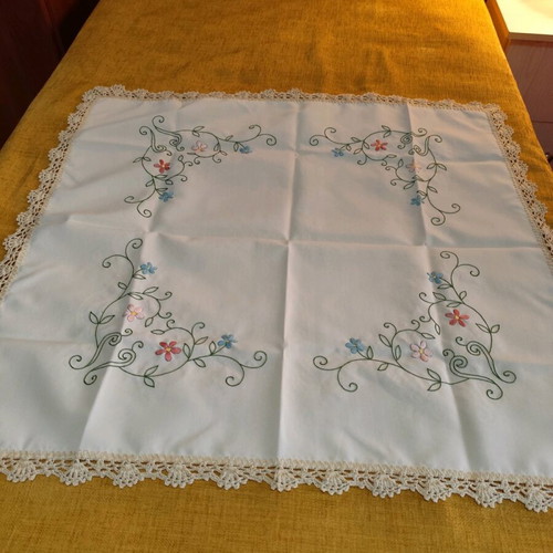 Embroidered square with satin stitch and crochet lace, size 70x75cm