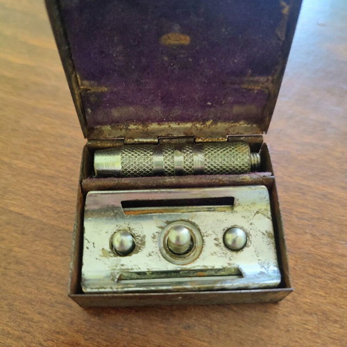 Vintage shaving razor used with detachable handle and original case