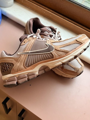 Nike Vomero 5 αθλητικά παπούτσια νούμερο 45, μπεζ και ροζ