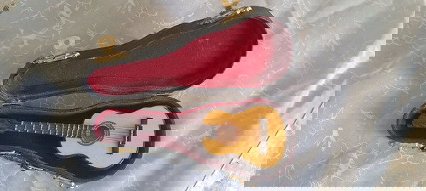 κιθάρα μινιατούρα σε πολύ καλή κατάσταση..