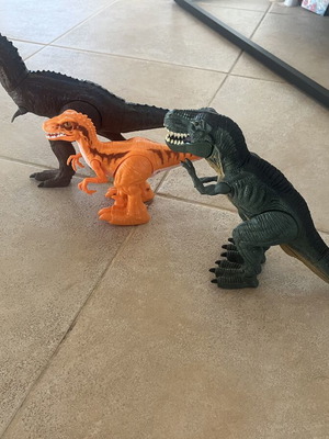 Dinosaur toys like new, 3 with sound and movement plus 1 gift