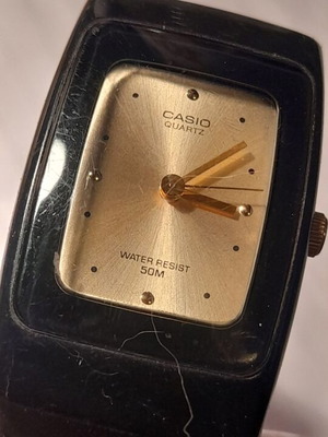 Casio MW-35 Vintage Quartz ρολόι μεταχειρισμένο, χρυσό καντράν, μαύρο λουράκι ρητίνης