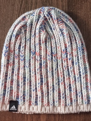 Adidas beanie one size like new, multicolor