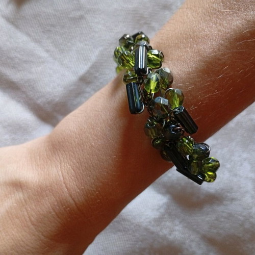 Bracelet with green beads like new