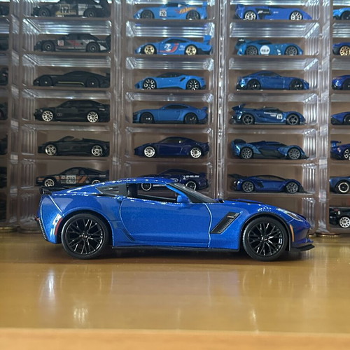 Maisto 2015 Corvette C7 Z06 1/24 scale like new