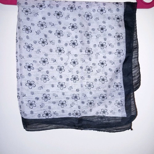 Scarf with daisies like new