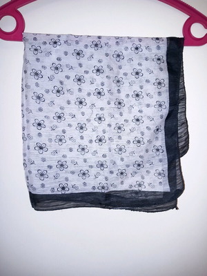 Scarf with daisies like new