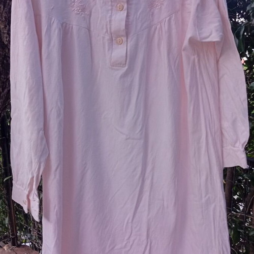 Nightgown like new, size XL to 2XL, long sleeve, buttoned