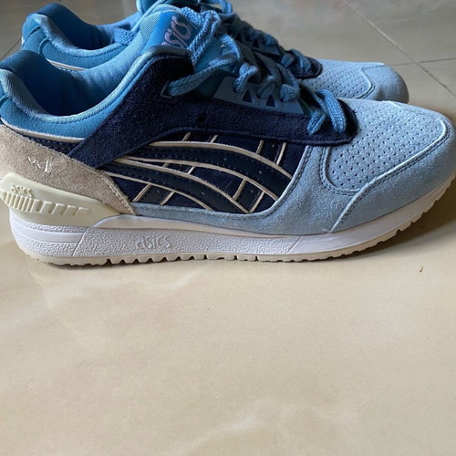 Asics shoes like new, left size 43.5 right size 42