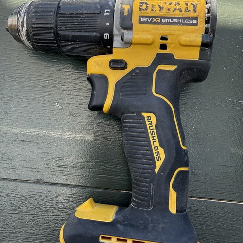 Dewalt drill screwdriver used with 1 battery 2Ah and charger