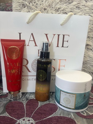 Σετ La Vie En Rose καινούργιο με κρέμα σώματος, scrub και λαδάκι μαλλιών