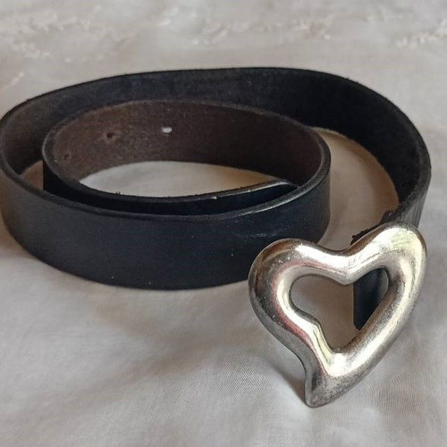Leather belt with heart-shaped metal buckle, black, 90 cm