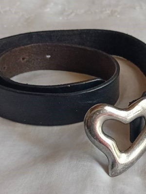 Leather belt with heart-shaped metal buckle, black, 90 cm