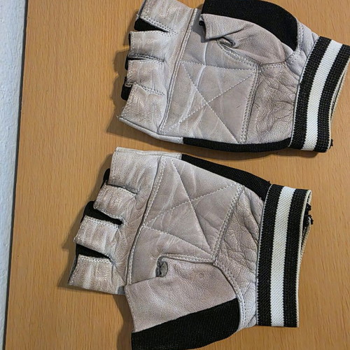 Admiral gym gloves used, white