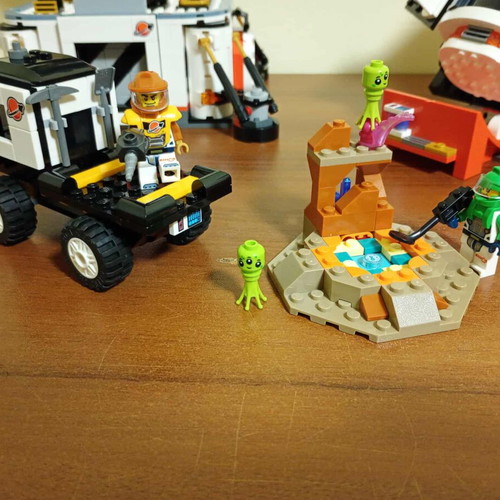 Lego City Space Base and Rocket Launchpad like new
