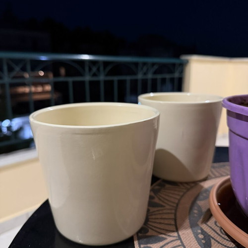 Flowerpots cream color, set of 2, like new, clay