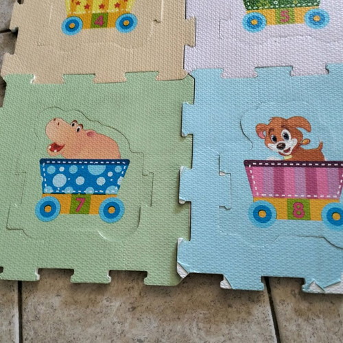 Baby floor puzzle used, 9 pieces with storage case