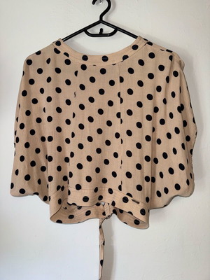 Toi&Moi beige polka dot crop top like new with open back and tie