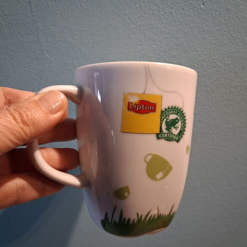 Lipton tea used, two mugs and collectible metal tin