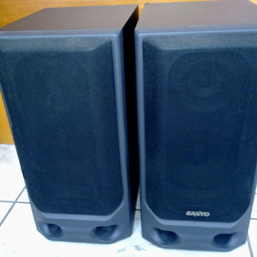 Sanyo floorstanding speakers pair 40 Watt like new