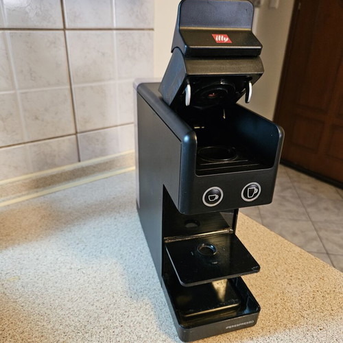 Illy Iperespresso Y3.3 Black coffee machine used, capsule compatible