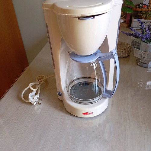 Electric coffee maker used for French coffee and tea
