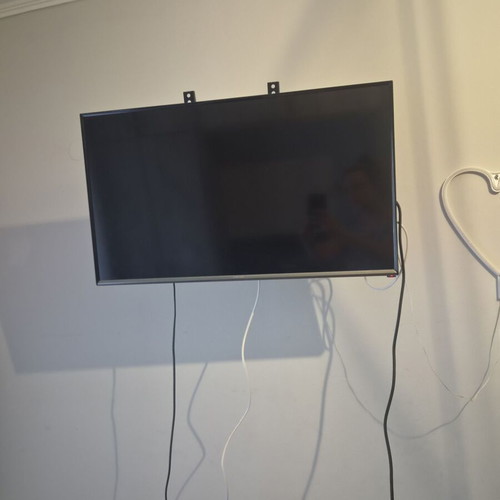 Samsung 32" Smart TV used, very good condition with remote