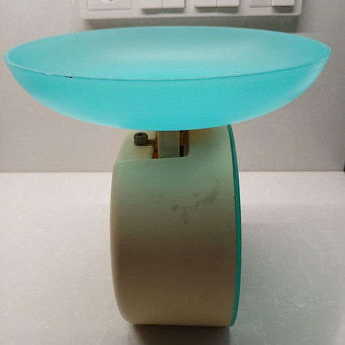 Vintage Altis kitchen scale turquoise plastic, like new, collectible