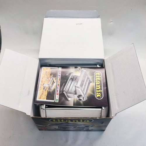 Titania pasta machine new, manual with cutter