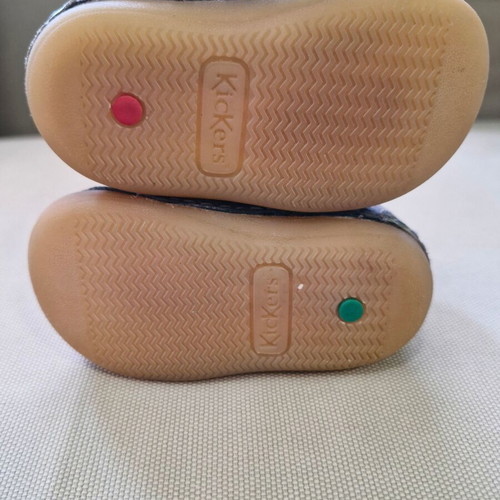 Kickers baby shoes for girl size 18 like new