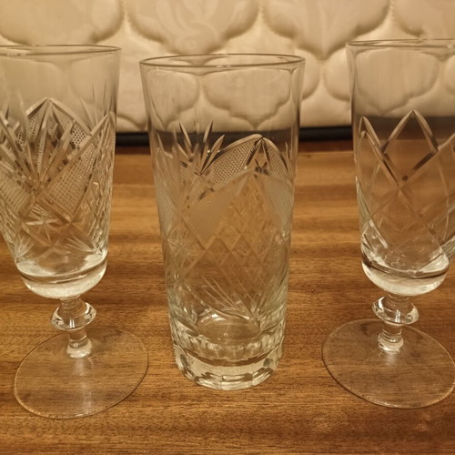 Crystal glasses set like new, 6 water, 5 wine V shape, 2 wine V shape different design