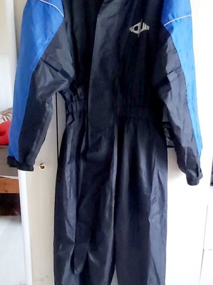 Ski suit like new, size M with L-XL pattern