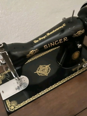 Singer sewing machine with table like new